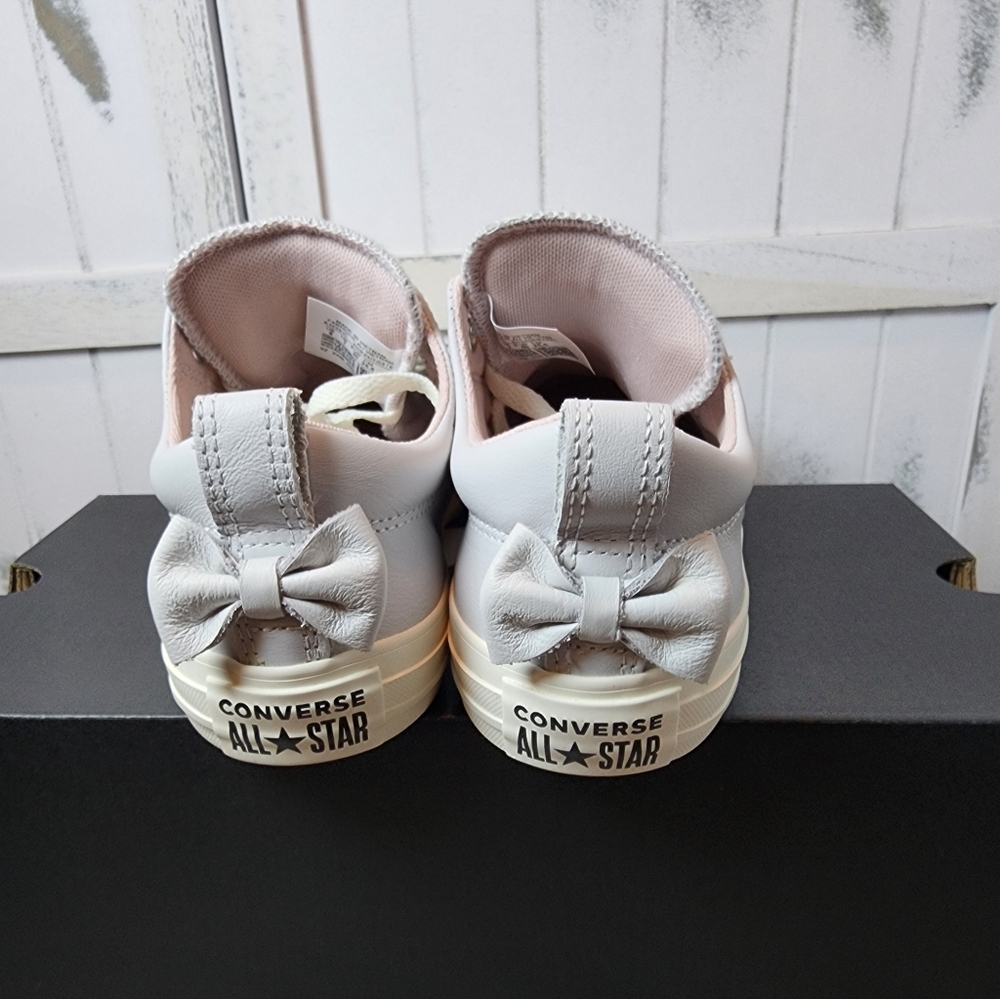 Converse Chuck Taylor All-Star Madison Low-Top Leather Sneakers. - Picture 6 of 12